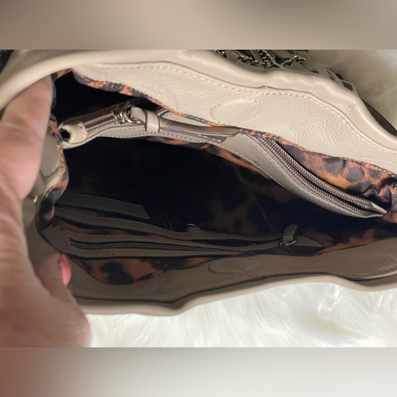 B. MAKOWSKY Sexy Taupe Leather w/Silver Hardware Shoulder Bag - Picture 3 of 5